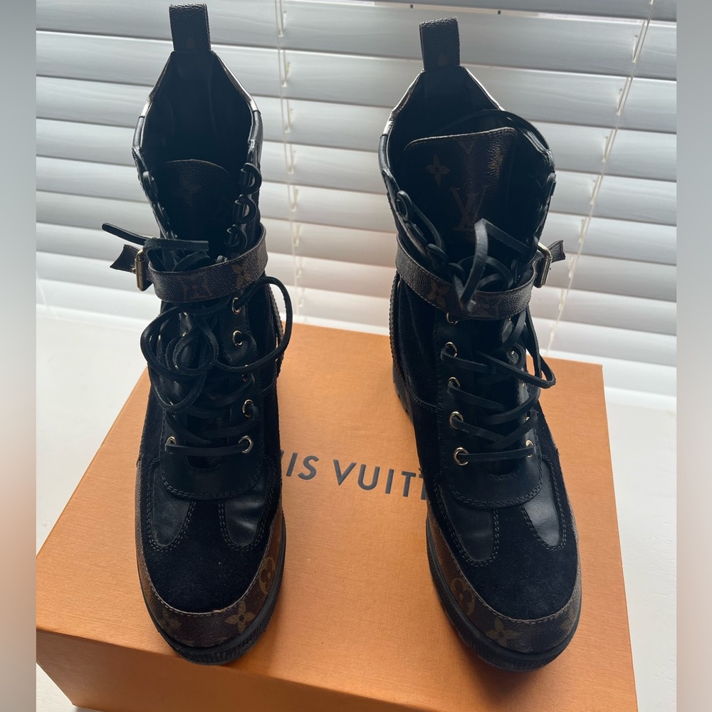 LOUIS VUITTON LAUREATE PLATFORM DESERT ANKLE BOOTS
